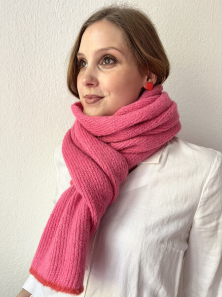 Alpaka-Seide Schal - einfarbig, flauschig und edel, pink mit Schmuckblende in koralle